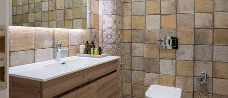 Chuveiro, secador de cabelo, toalhas de banho