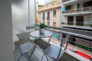 Outdoor dining - Mia Homes - National Museum, Mia Homes (Athens)