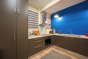 Fridge, microwave, oven, stovetop - Mia Homes - National Museum, Mia Homes (Athens)