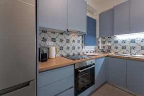 Fridge, microwave, oven, stovetop - Mia Homes - Acropolis, Mia Homes (Athens)