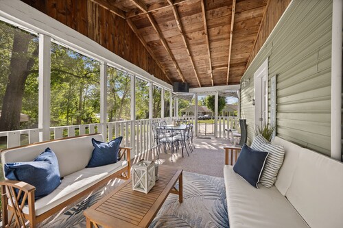 Charming 2 Bedroom Cabin Minutes from Lake Cumberland, Great Outdoor Seating!