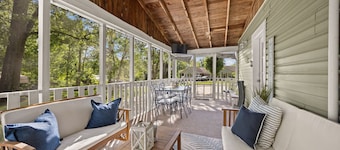 Charming 2 Bedroom Cabin Minutes from Lake Cumberland, Great Outdoor Seating!