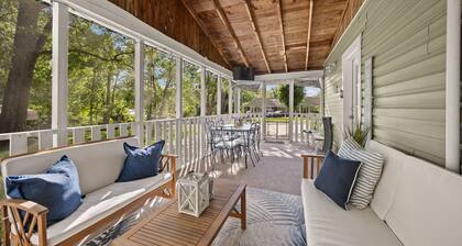 Charming 2 Bedroom Cabin Minutes from Lake Cumberland, Great Outdoor Seating!