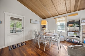 Dining - Charming 2 Bedroom Cabin Minutes from Lake Cumberland, Great Outdoor Seating! (Somerset)