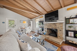 Smart TV, fireplace, books - Charming 2 Bedroom Cabin Minutes from Lake Cumberland, Great Outdoor Seating! (Somerset)