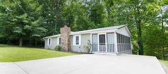 Charming 2 Bedroom Cabin Minutes from Lake Cumberland, Great Outdoor Seating!