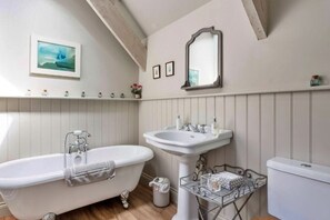 Hair dryer, towels - The Hayloft at Yealmpton (Yealmpton)