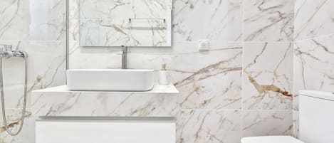 Een douche, een haardroger, handdoeken, zeep