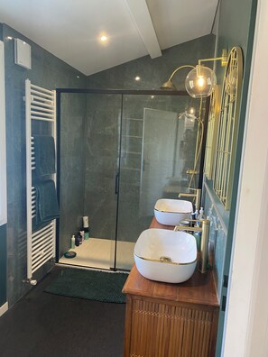 Dusche, Haartrockner, Handtücher