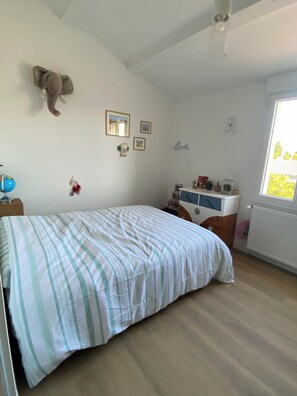 5 bedrooms, WiFi, bed sheets
