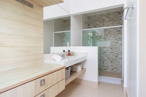 Casa Deluxe, 5 habitaciones, alberca privada | Baño | Regadera, secadora de cabello, toallas, papel de ba ño 