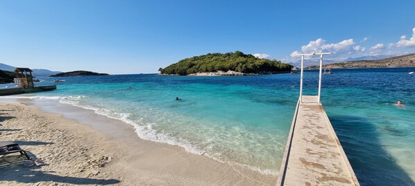 Una playa cerca