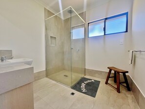 Douche, serviettes fournies, papier toilette