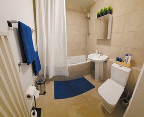 Apartment, 1 Bedroom, Smoking, Garden View | Bathroom - Modern Flat Near Central London! (London)