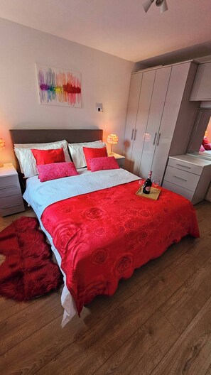 Apartment, 1 Bedroom, Smoking, Garden View | 2 bedrooms - Modern Flat Near Central London! (London)