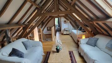 TV connectée, cheminée, table de tennis de table