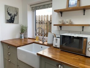 Refrigerador, microondas, tetera eléctrica y tostadora