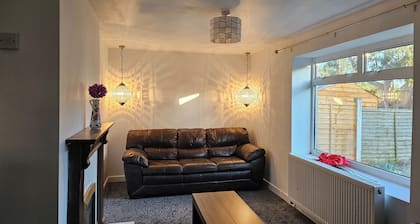 Pet Friendly - 3 Bedrooms - 6 Guests - Parking