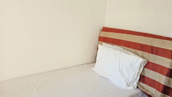 2 bedrooms, iron/ironing board, free WiFi, bed sheets - 3-bed House in Newcastle Under Lyme, Free Parking (Chester)