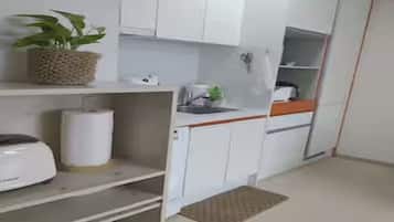 Een microgolfoven, een kookplaat