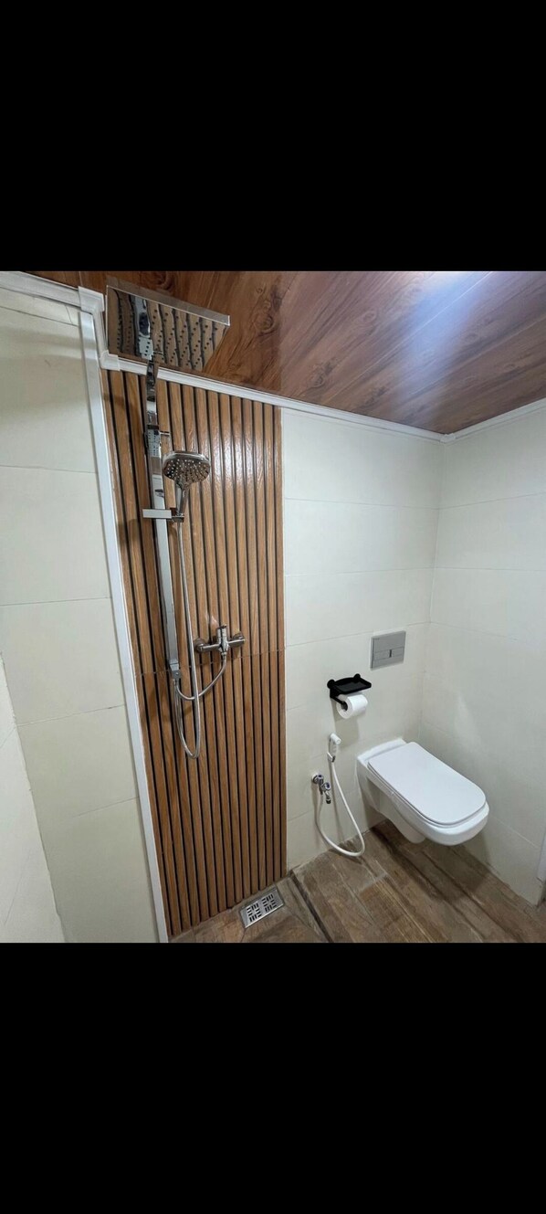 ヘアドライヤー、タオル、石鹸、トイレットペーパー