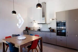 Kühlschrank, Mikrowelle, Ofen, Geschirrspüler