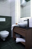 Artículos de tocador gratuitos, secador de pelo, pantuflas, toallas