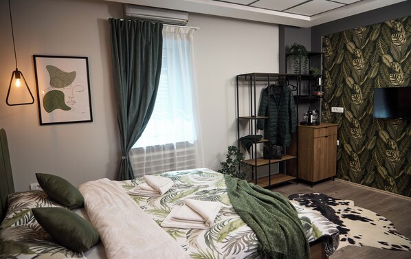 Skrivebord for bærbar PC, blendingsgardiner og lydisolert