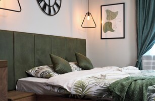 Espacio para trabajar con laptop y cortinas blackout 