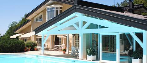 Una piscina techada, una piscina al aire libre