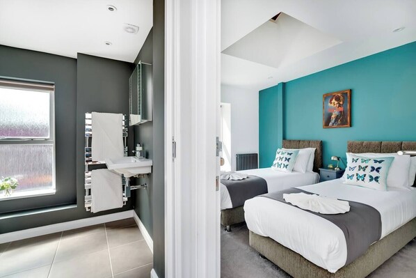 4 habitaciones, tabla de planchar con plancha y cuna de viaje
