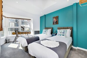 4 habitaciones, tabla de planchar con plancha y cuna de viaje 