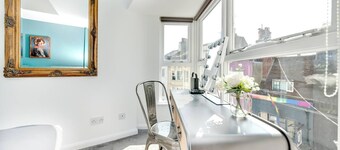 Fab city centre pad within the busy and vibrant Kemp Town area of Brighton with sea views.