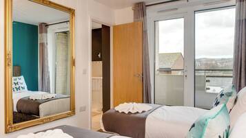 4 bedrooms, iron/ironing board, travel crib, WiFi (free)
