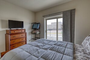 3 bedrooms, iron/ironing board, WiFi, bed sheets - Garage-40` Balcony-Spacious-Walk to Main-Firepit (Sturgis)