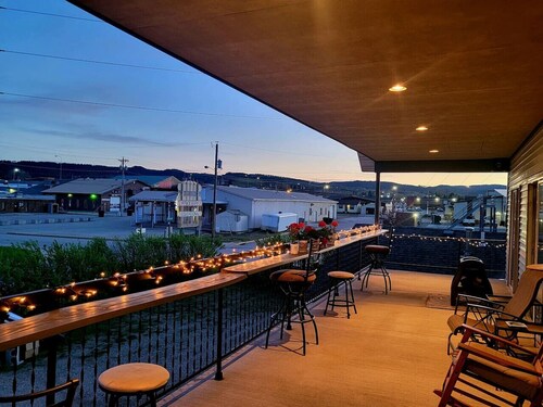 Garage-40` Balcony-Spacious-Walk to Main-Firepit