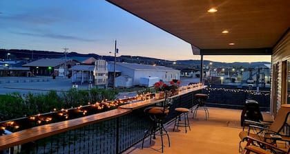 Garage-40` Balcony-Spacious-Walk to Main-Firepit