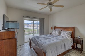 3 bedrooms, iron/ironing board, WiFi, bed sheets - Garage-40` Balcony-Spacious-Walk to Main-Firepit (Sturgis)