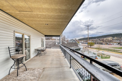 Garage-40` Balcony-Spacious-Walk to Main-Firepit