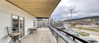 Garage-40` Balcony-Spacious-Walk to Main-Firepit