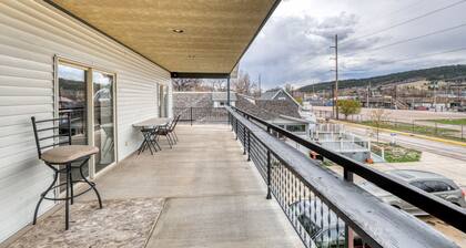Garage-40` Balcony-Spacious-Walk to Main-Firepit