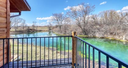 Peaceful pondside lodge-wildlife lover's dream!
