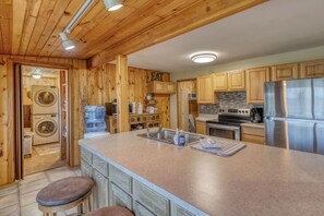 Fridge, microwave, oven, stovetop - Peaceful pondside lodge-wildlife lover`s dream! (Spearfish)
