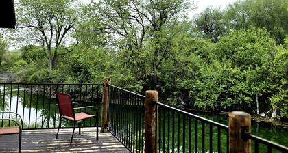 Peaceful pondside lodge-wildlife lover`s dream!