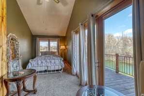 4 bedrooms, iron/ironing board, travel cot, WiFi - Peaceful pondside lodge-wildlife lover`s dream! (Spearfish)
