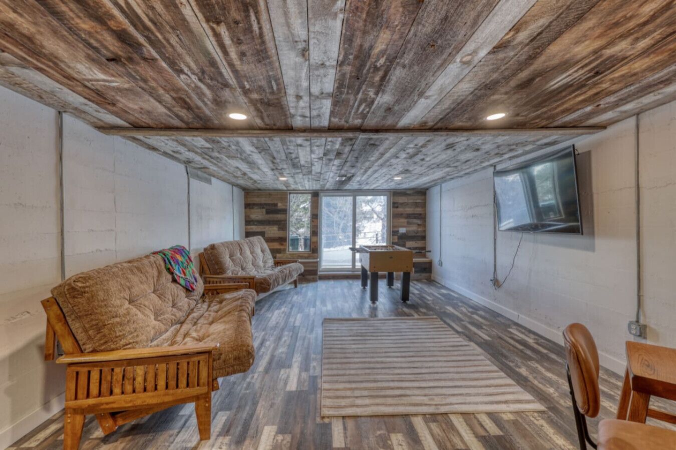 Een smart-tv, tafelvoetbal en boeken