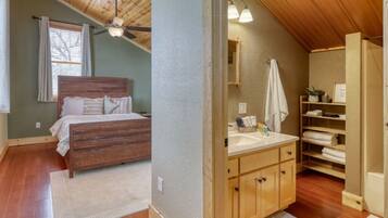 6 bedrooms, desk, iron/ironing board, travel crib