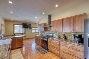 ثلاجة، ميكروويف، فرن، موقد طهي مسطح