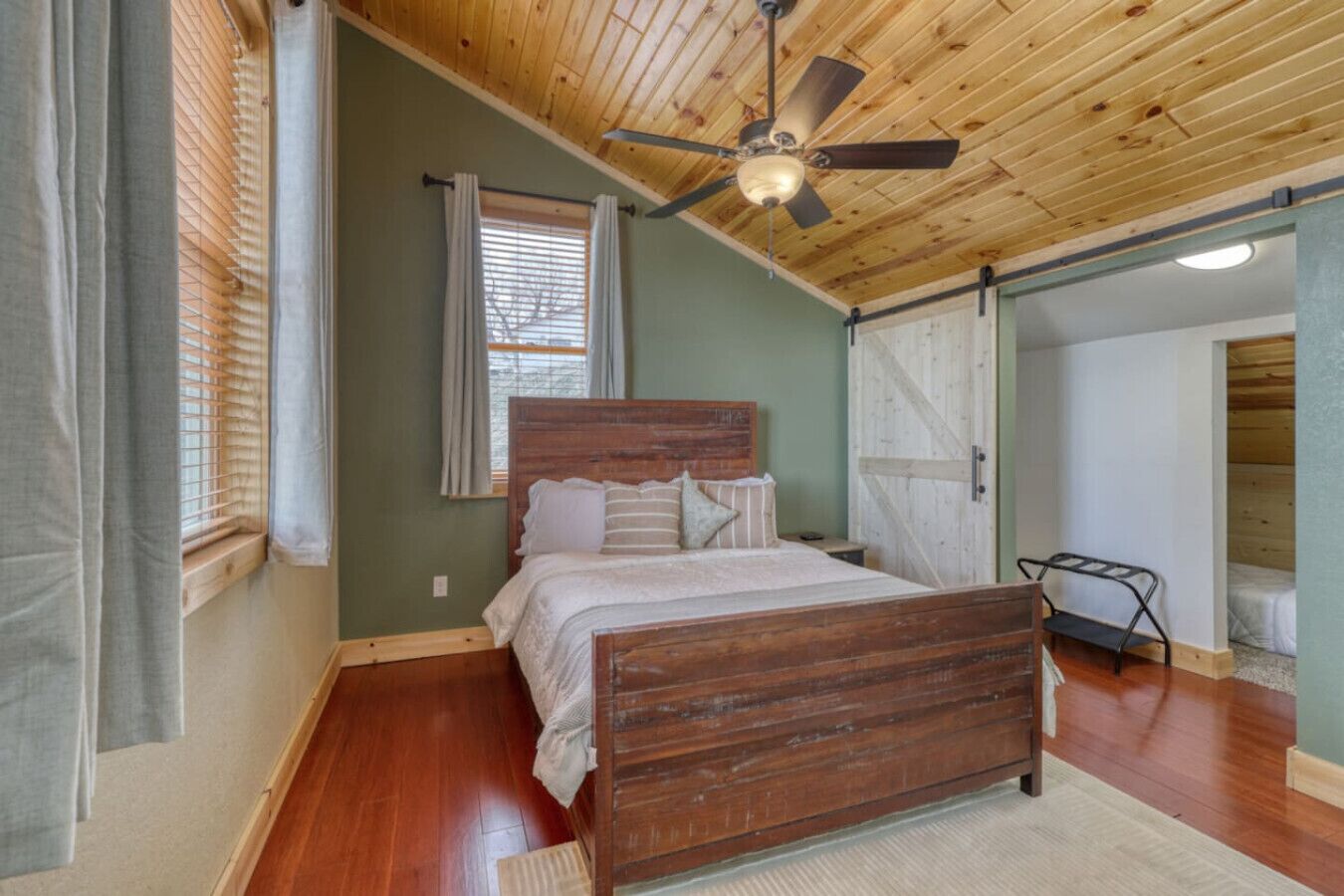 6 bedrooms, desk, iron/ironing board, travel crib