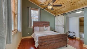 6 bedrooms, desk, iron/ironing board, travel crib